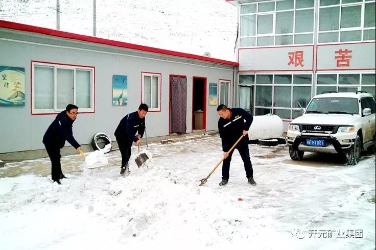 人間四月芳菲盡，山中春雪還復(fù)來