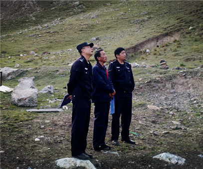 興?？h公安局治安大隊(duì)到銅鑫公司例行安全專項(xiàng)檢查